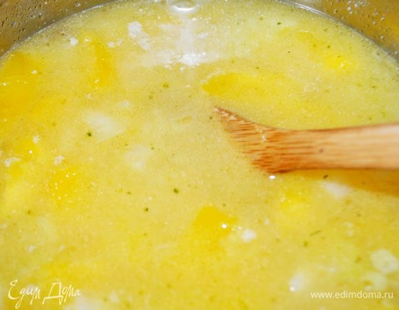 Переложить овощи в кастрюльку,залить бульоном и довести до готовности.Дать супу немного остыть,измельчить в пюре с помощью блендера.