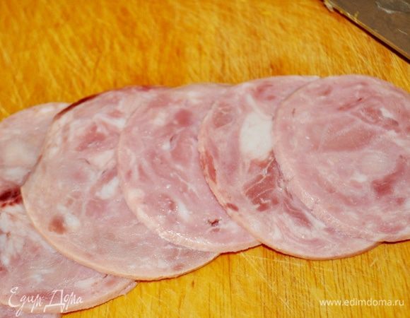 Ветчину нарезать соломкой и обжарить до румянца 2-3 минуты на хорошо разогретом масле.