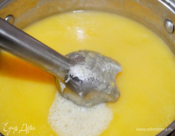 По желанию добавить в суп сливки и ещё раз взбить.