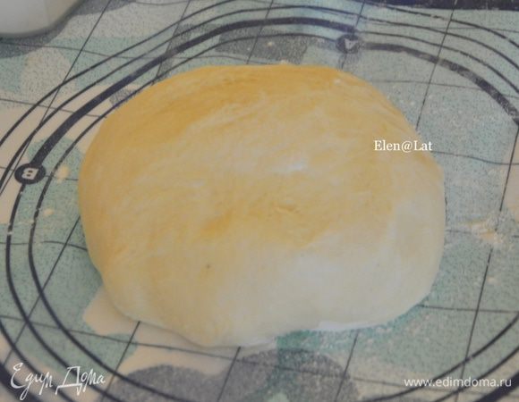 Все ингредиенты для теста сложить в миску и замесить мягкое эластичное тесто. Смазать маслом и поставить подниматься в теплое место. Я замешиваю дрожжевое тесто в хлебопечке.