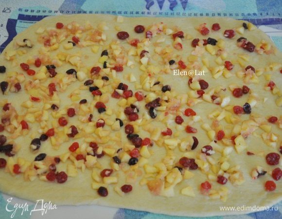 Готовое тесто, разделить на две части и каждую раскатать в прямоугольник. На них выложить тонким слоем начинку.