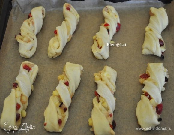 Затем каждую полоску свернуть спиралькой и выложить на достаточном расстоянии друг от друга, на заранее выстеленном пергаментом противне.
смазать спиральки взбитым желтком с добавлением небольшого количества воды. 