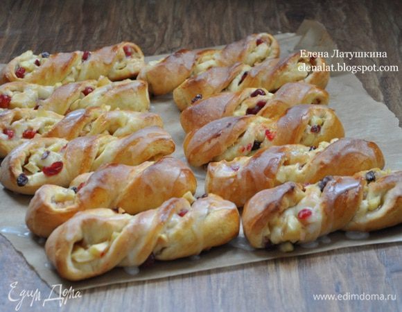 Затем смазать их глазурью. Для этого в миске смешать сахарную пудру и лимонный сок. Глазурью можно и не смазывать, спиральки и так безумно вкусные. Но с ней мне понравилось больше!!! 