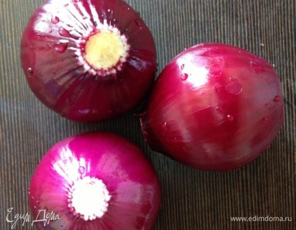 В ингредиентах количество лука и масла я указала "по вкусу", т.к. вы сами определите, сколько цветочков вы хотите сделать и их размер. От этого и будет зависеть количество масла для жарки и специй для посыпки. Я делала 15 маленьких луковичек, поэтому масла ушло немного, а специи смешивала всех по 1 чайной ложке. Их хватило и для соуса и еще остались!!! 
Итак.... Определяемся с размером цветов, если нужны большие, то берем соответственно луковицы побольше. Я брала небольшой красный лук, белый тоже отлично подойдет.
Лук очищаем и аккуратно срезаем все лишнее, обязательно СОХРАНИВ КОРЕНЬ!!! Глубоко его не подрезаем, иначе "лепестки" просто разойдутся при жарке.
