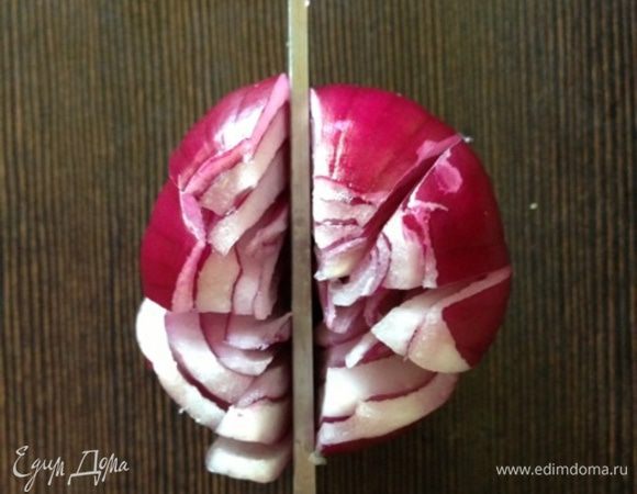 Теперь определяемся со степенью пышности цветка и количеством лепестков. 
Если делать больше лепестков и глубже надрезы, то цветы будут пышными, но вертикально стоять у них не получится. Если надрезать совсем немного и пару раз, то цветок будет отлично стоять, а по форме напоминать бутон.
