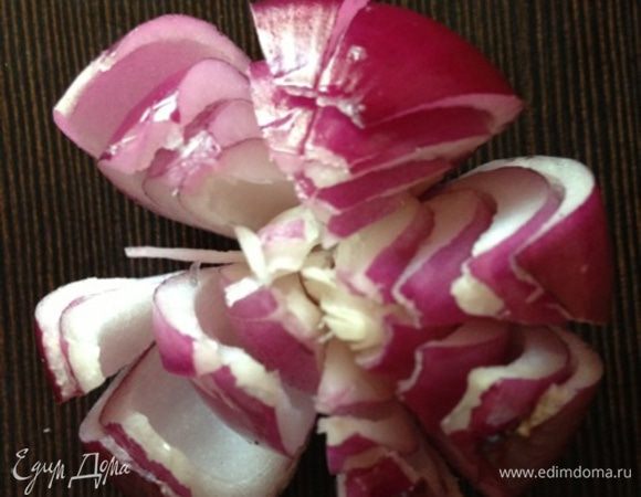 Я делала цветы с 8 пушистыми лепестками, для этого надрезала луковицы довольно глубоко, 4 раза. Получилось в итоге что-то наподобие хризантем.
Надрезали все луковицы, затем руками расправляем "лепестки".