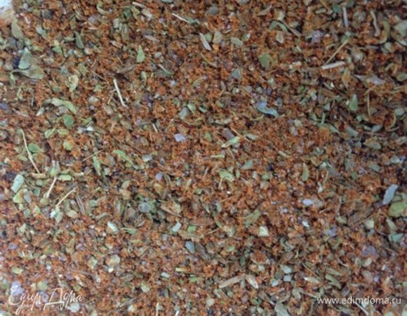 Теперь смешиваем все специи и перетираем их в ступке или при помощи кухонной техники.
Вы можете брать любые специи, которые любите. Также можно сделать мучную панировку.