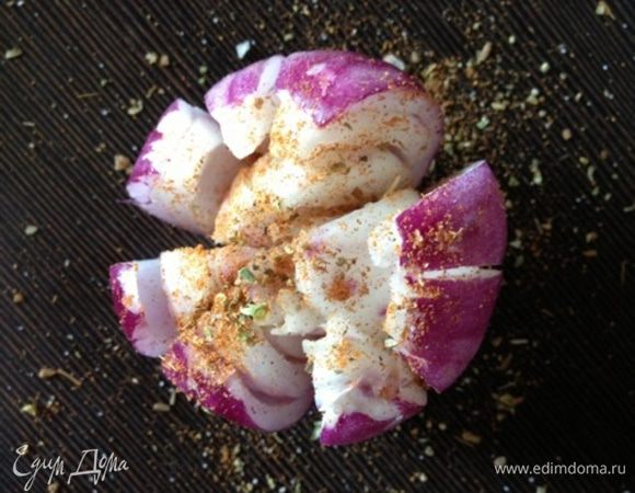 Берем расправленный цветок и обильно посыпаем его специями. Лучше это делать над мисочкой, чтобы наша посыпка не разлеталась по рабочей поверхности.