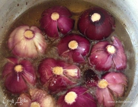 Осталось дело за малым...
Разогреваем растительное масло (можно в обычной кастрюле, если нет фритюрницы) и жарим наши цветы. 
Жарим по усмотрению, но как правило это не занимает много времени. На мои небольшие цветы у меня ушло буквально 3 минуты. Большие луковицы будут готовы не более, чем через минут 8. 
Здесь важно, чтобы масло не было сильно раскаленным, так как лук не прожарится внутри, а снаружи "лепестки" сгорят. 