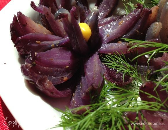 Выкладываем готовые цветы на бумажные полотенца/салфетки, чтобы убрать лишнее масло. И готово!!!!
Лук получается очень вкусным, он отдает всю резкость и остроту маслу, а сам приобретает нежный сладковатый пряный вкус.
Можно уже смело подавать его как гарнир или закуску. Но можно добавить еще и соус для гармонии.