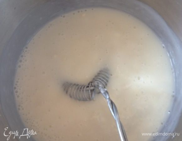 Для соуса смешать в кастрюльке молоко и масло, поставить ее на средний огонь, дать молоку закипеть, а маслу расплавиться, помешивая, всыпать муку и уварить смесь пару минут.
