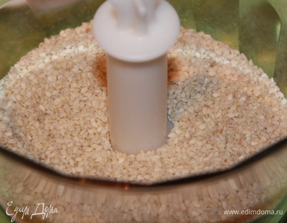 Заранее ставим воду в морозильную камеру. Кунжут отправляем в блендер.