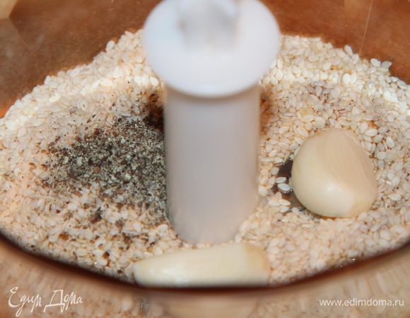 К кунжуту добавляем соевый соус, оливковое масло, чеснок и молотый перец.