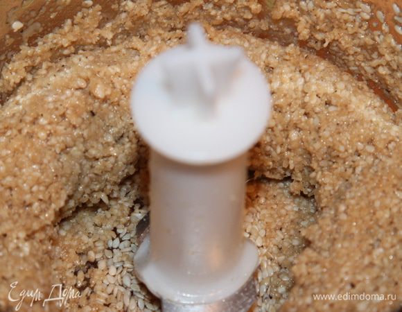 Далее, на режиме "Пульсар" пробиваем до мягкого состояния. Паста получится плотная.