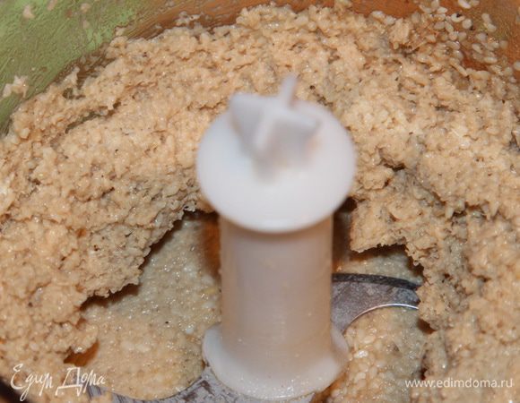 Добавляем лимонный сок и снова пробиваем, паста станет мягче.