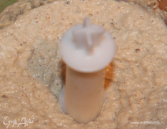 Теперь понемногу добавляем ледяную воду чтобы получить нужную консистенцию. Я люблю по густоте - как сметана, поэтому мне хватило 2 столовых ложек. Получилась паста.