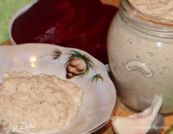 Дальше я складываю все в баночку и храню в холодильнике. Надолго в пост мне ее не хватает, потому как идет она везде и всегда: на бутерброды, в суп, в салат, в картошку и т. д. Вот и сейчас я отварила молодую свёклу, подсушила тост с черного хлебушка, намазала пасту на тост, присыпала зеленью и сверху положила кусочек свёклы. Вкусно. Фото бутерброда нет, я его съела. 