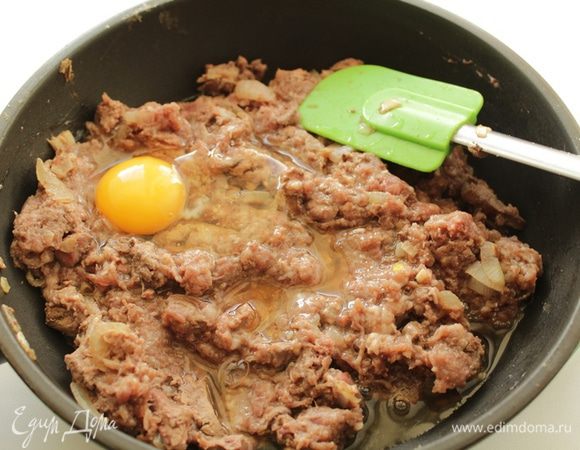 Добавляем фарш, коньяк и яйцо, солим, перчим по вкусу! Хорошо перемешиваем.