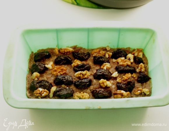 В форму кладем половину фарша. Сверху укладываем орехи и чернослив.