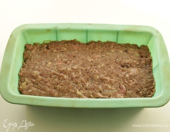 Накрываем второй половиной фарша, разравниваем. Накрываем форму фольгой и ставим в разогретую до 160 гр. духовку. Запекаем 2 часа.