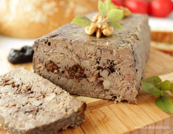 Готовый террин остужаем до комнатной температуры прямо в форме. Накрываем пищевой пленкой, сверху кладем груз. Ставим в холодильник на ночь. Затем вынимаем из формы, нарезаем на ломтики и подаем.