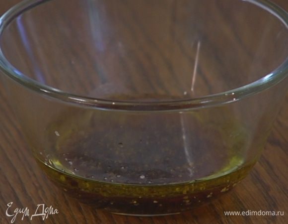 Приготовить заправку: соединить оливковое масло, малиновый уксус и наршараб, посолить, поперчить и все перемешать.