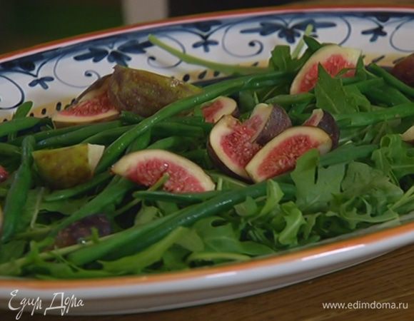На большую тарелку выложить руколу, сверху разложить фасоль, инжир, полить все заправкой.