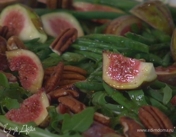 Посыпать салат орехами и хлопьями сыра.