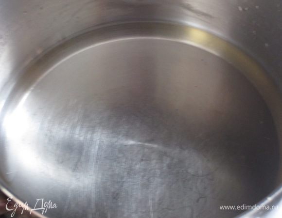 Желатин замочить в холодной воде на 5 минут. В кастрюле налить вино , 200 мл воды и нагреть. Желатин отжать ,добавить в кастрюлю с вином и перемешать до полного растворения желатина,снять с огня и остудить.