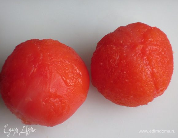 Помидоры бланшировать в кипящей воде 1 минуту,снять кожицу.