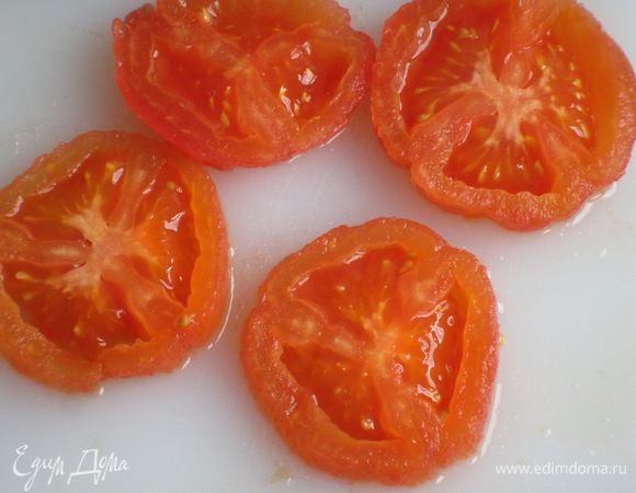 Нарезать тонкими кружочками.