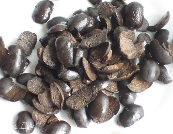 Оливки крупно нарезать.