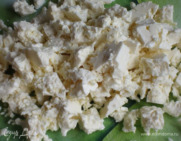 Фету раскрошить.