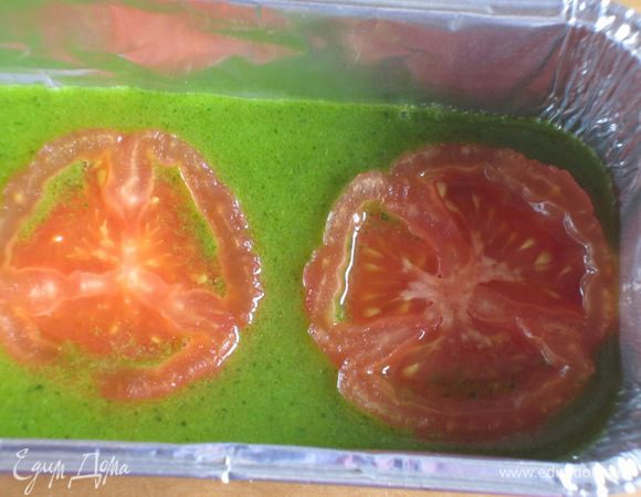 Форму смазать оливковым маслом,на дно налить немного желатина.