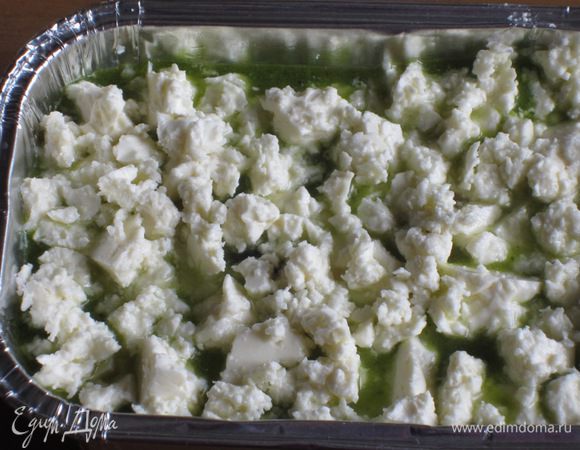 Сверху выложить 1/3 помидоров,затем немного желатина,1/3 оливок,опять немного желатина,1/3 феты,затем желатин.