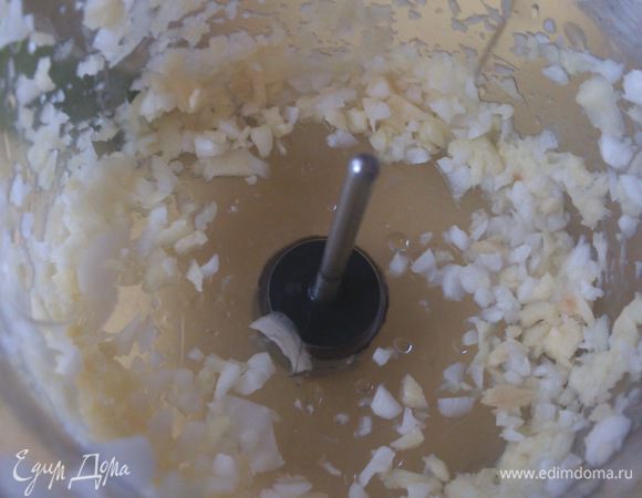 Чеснок и имбирь измельчить.