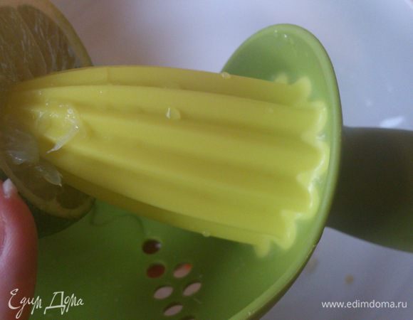 Выжать сок из лайма.