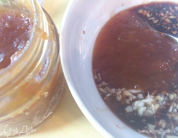 Смешать смешать соевый соус, имбирь, чеснок, сок лайма. Добавить джем.