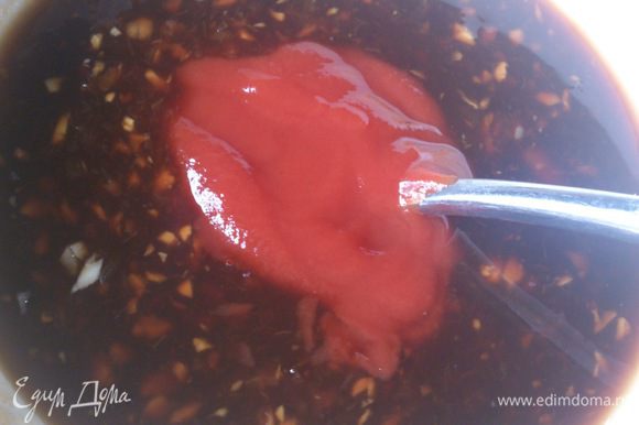 Влить кетчуп и мелко нарезанный перец чили. Соус довести до кипения.
