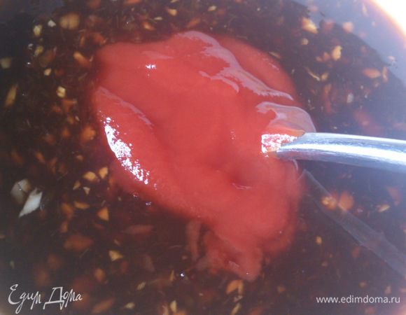 Влить кетчуп и мелко нарезанный перец чили. Соус довести до кипения.