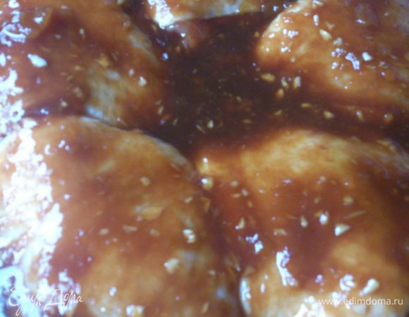 Бедрышки помыть, обсушить и выложить в в форму для запекания. Залить соусом и запекать в духовке при 200С 40 минут.