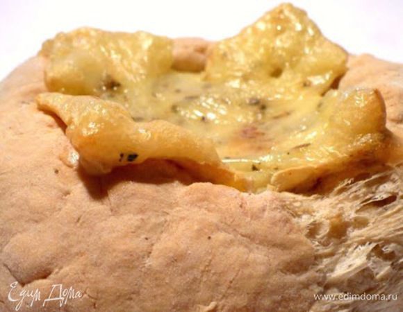 Ставим в разогретую до 190 градусов духовку и выпекаем 20 минут. Затем оперативно вынимаем, сыр надрезаем крест-накрест и раскрываем "лепестки" в сторону. Отправляем ещё на 10-12 минут в духовку.