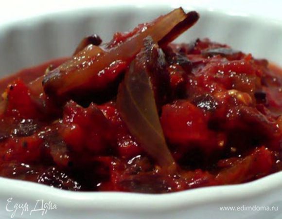 В это время готовим соус. Томаты моем, убиваем хвостики, лишнюю жидкость собираем отдельно для другого соуса или супа. Часть помидоров нарезаем очень мелко, другую крупнее. Крупно нарезанные томаты превращаем в пюре, добавив томатную пасту. Добавляем соль, сахар, перец и специи. Добавляем ко всему этому чуду нарезанные дольками бальзамические луковицы (рецепт лука в следующем шаге!). Соус-дип готов! 