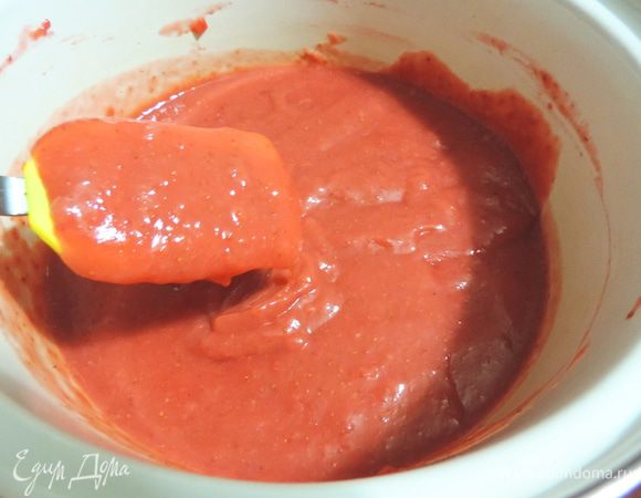  Смешиваем клубничное пюре с сахаром (его количество регулируйте в зависимости от вкусовых пристрастий и сладости клубники), можно добавить ложечку лимонной цедры по желанию. Ставим смесь на средний огонь и постоянно помешивая, доводим до кипения. Смешиваем крахмал и 100г сливок, вливаем в кипящее пюре при постоянном помешивании и варим до загустения.