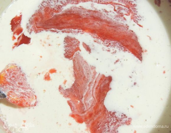 Даем клубничному киселю остыть до комнатной температуре, можете воспользоваться холодной баней для ускорения процесса. И смешиваем с оставшимися сливками.