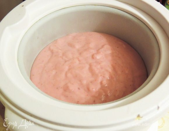 Если у вас есть мороженица, поступайте в соответствии с рекомендациями инструкции. Я отправляю смесь в морозилку, пока она не остынет практически до нуля градусов, затем переливаю ее в мороженицу и через полчаса мороженое готово. Его я перекладываю в контейнер (в данном случае выход готового продукта почти 1,5л) и замораживаю в морозилке. 
Если мороженицы нет - переливаем смесь в контейнер, отправляем в морозилку. И в процессе замерзания мороженого достаем раза три с интервалом в полчаса и взбиваем миксером, погружным блендером, либо просто перемешиваем ложкой, чтоб предотвратить образование кристалликов льда.