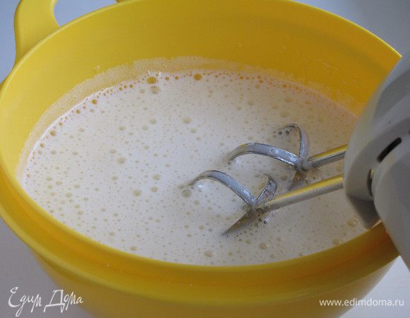 Миксером взбить яйца с сахаром до полного растворения сахара.