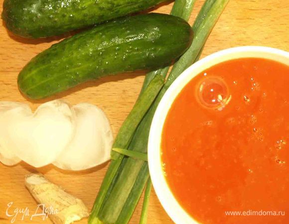 Огурцы нарезанные кубиками, петрушку, лук (только зеленые перья) мелко нарезать, имбирь почистить, натереть на терке или целым куском, лед, томатный сок отправить в блендер и взбить до однородности. Добавить соль, перец, лимонный сок и сразу подавать.