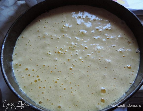  Полученное тесто переливаем в форму диаметром 22 см, выстеленную пергаментом. 
Выпекаем тесто в разогретой до 180 градусов духовке 25-30 минут. Ориентируйтесь по своей духовке и сухой лучинке. 