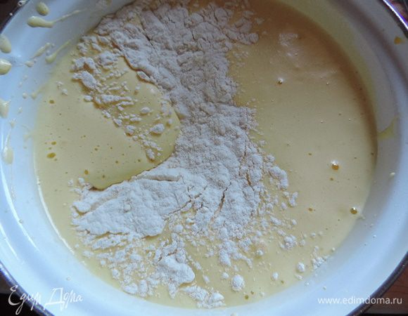 Просеиваем сверху муку и аккуратно перешиваем лопаткой сверху вниз от краев к центру. 